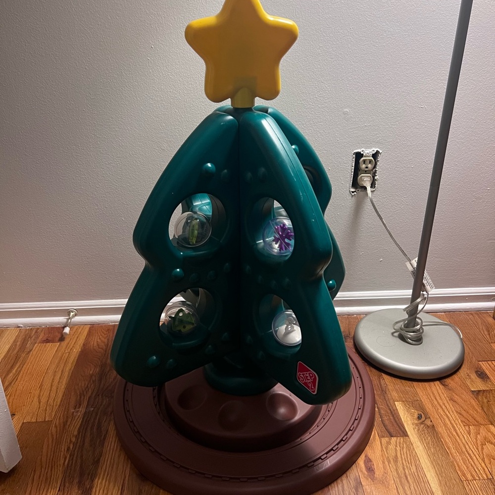 STEP 2 Christmas tree.  4 ornaments & 2 yellow stars ( one lights up )